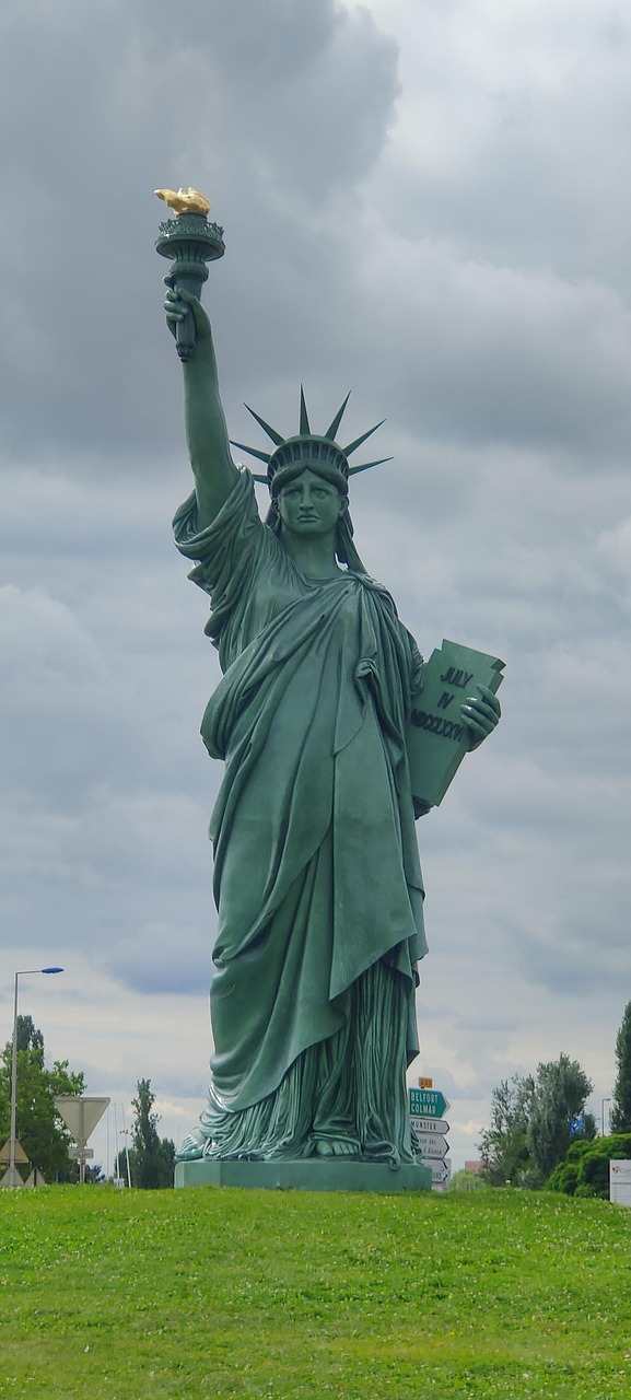 Réplique de la statue de la Liberté de Bartholdi à l'entrée nord de Colmar — location courte durée Colmar