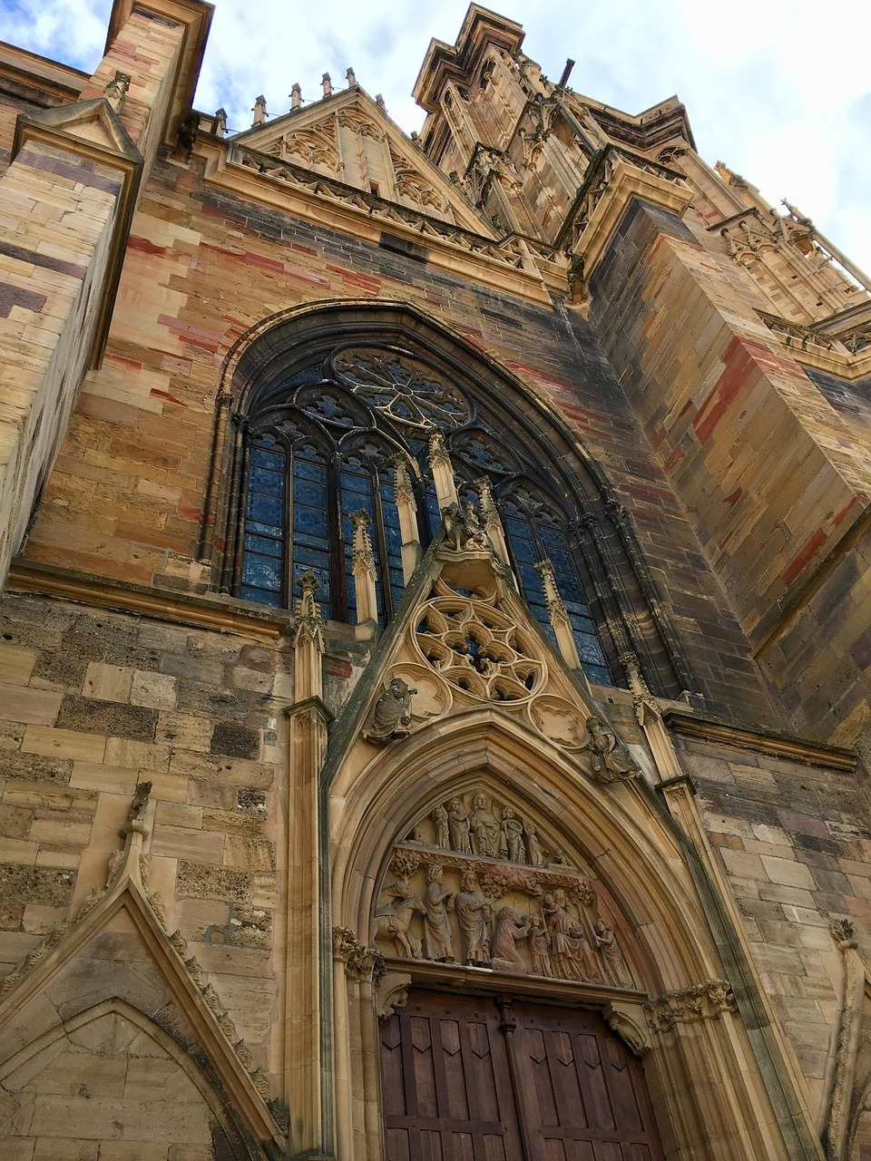 Portail gothique de la collégiale Saint-Martin de Colmar — gestion locative Haut-Rhin