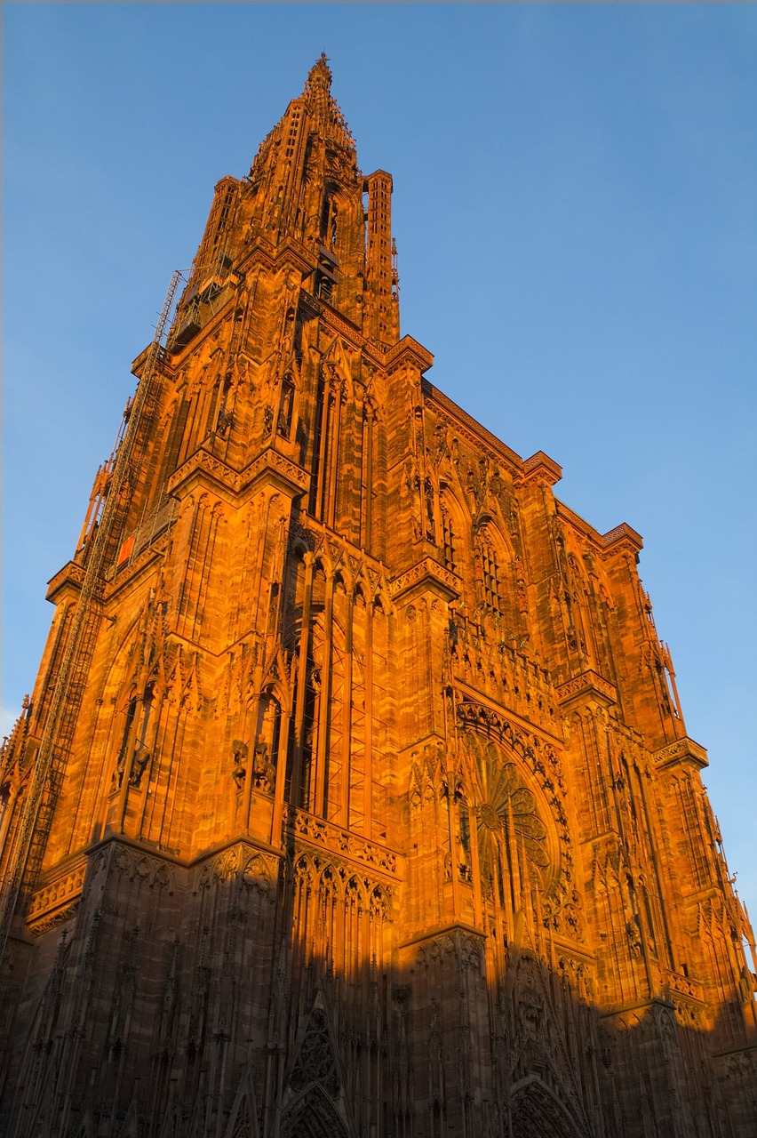 Façade de la cathédrale Notre-Dame de Strasbourg au soleil couchant — location saisonnière Bas-Rhin
