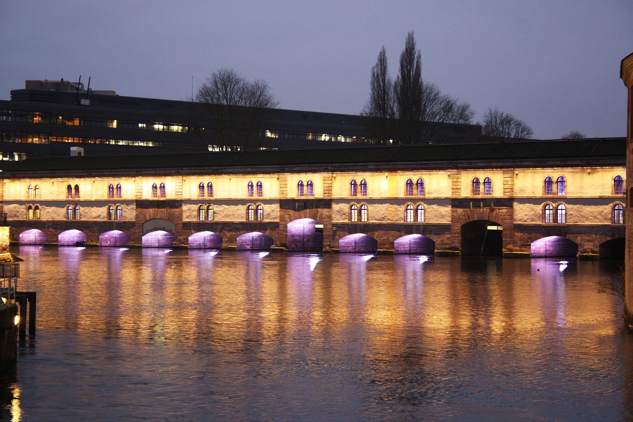 Barrage Vauban illuminé au crépuscule sur l'Ill — location courte durée Strasbourg