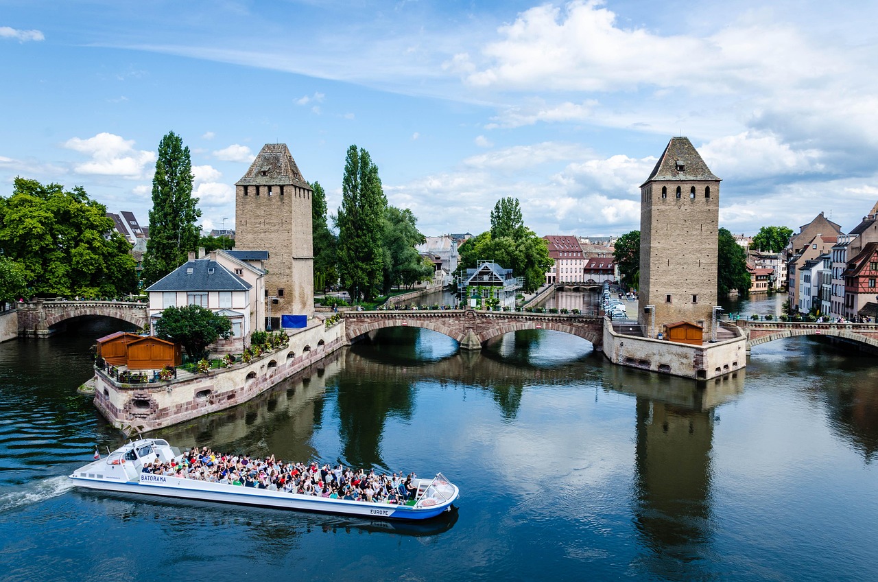 Ponts couverts et bateau-promenade sur l'Ill à Strasbourg — gestion locative Strasbourg
