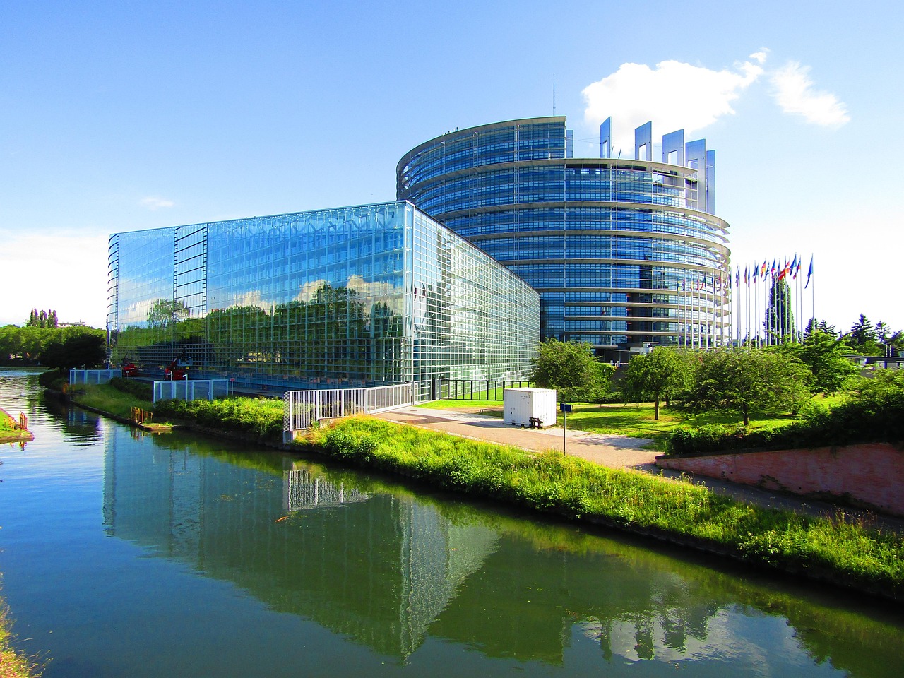 Parlement européen au bord de l'Ill à Strasbourg — conciergerie Airbnb Bas-Rhin