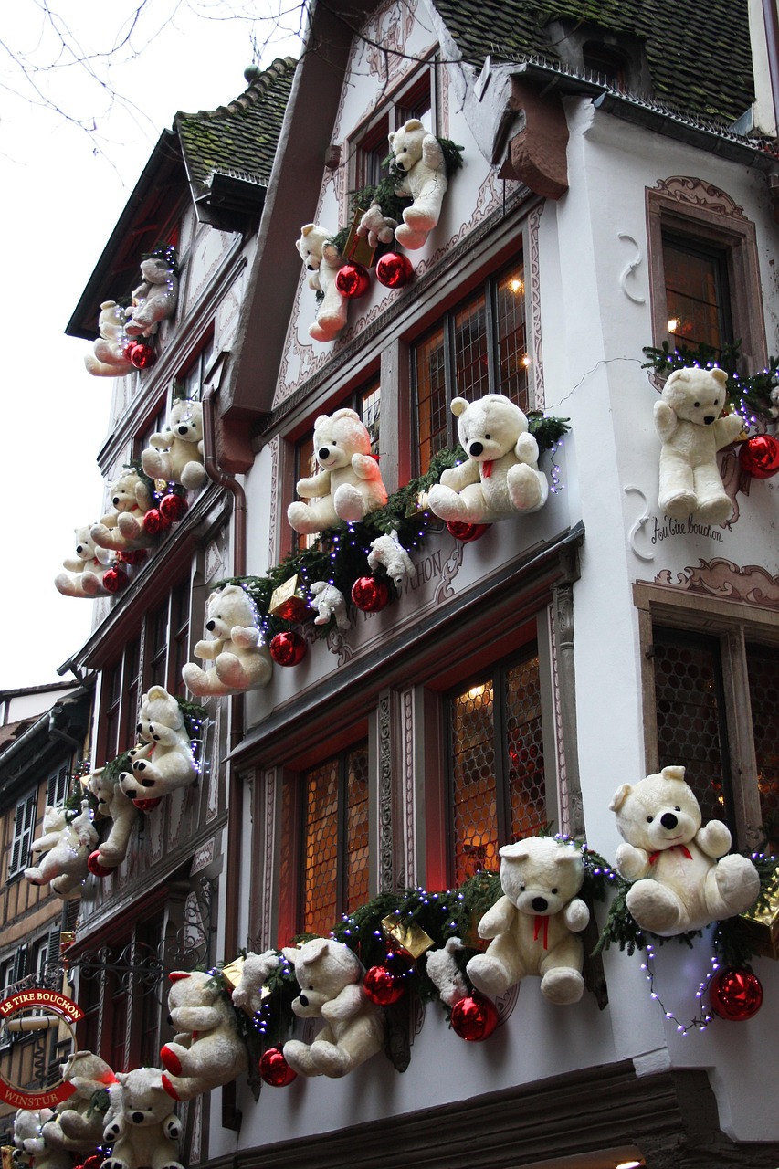 Façade alsacienne décorée d'ours en peluche pour Noël à Strasbourg — location saisonnière Strasbourg
