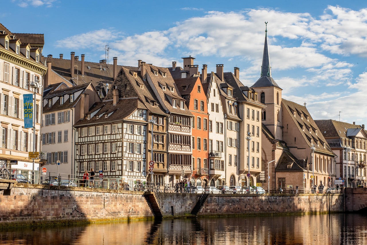 Quai bordé de maisons anciennes dans la Grande Île de Strasbourg — gestion locative Bas-Rhin