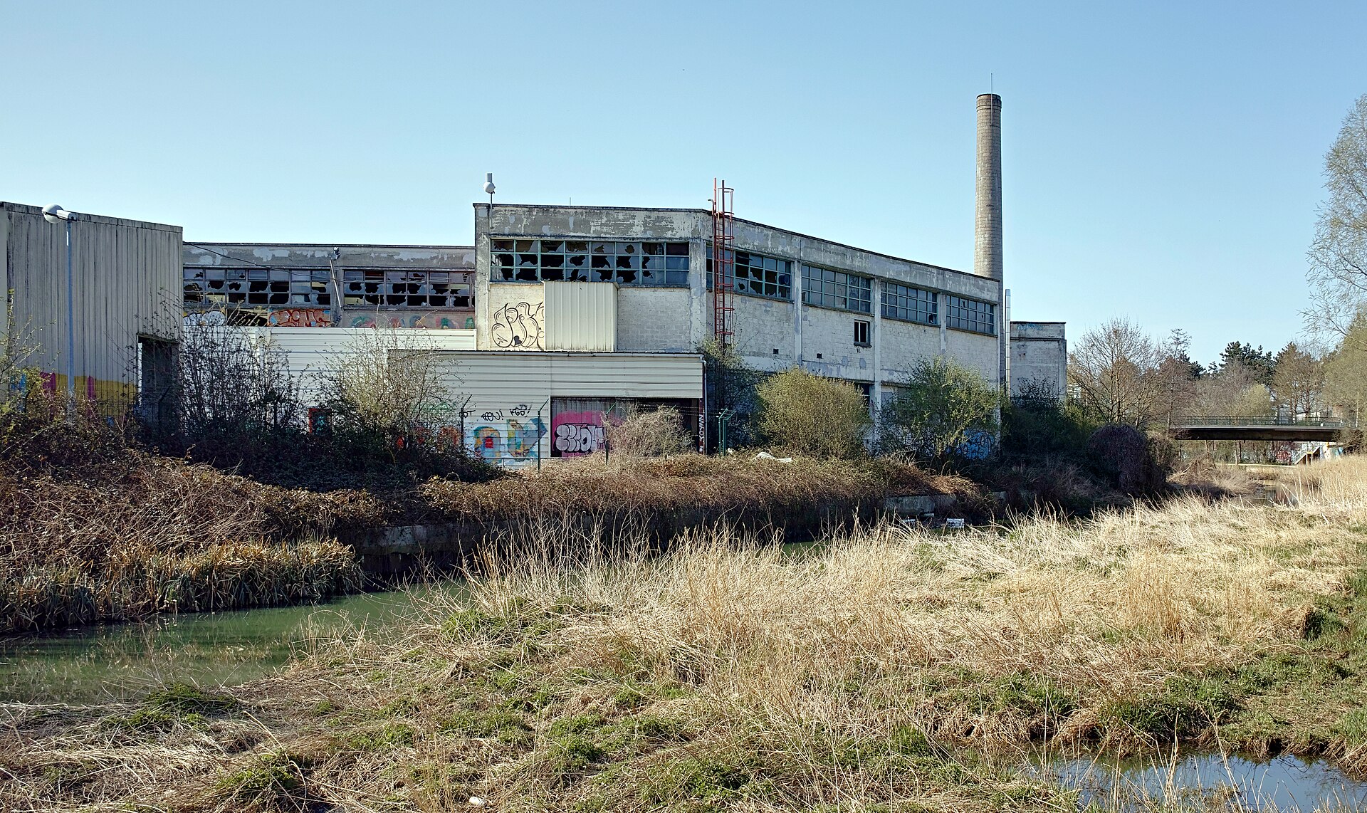 Ancienne ficellerie le long du bras mort du canal de Roubaix à Wasquehal — conciergerie Airbnb Nord
