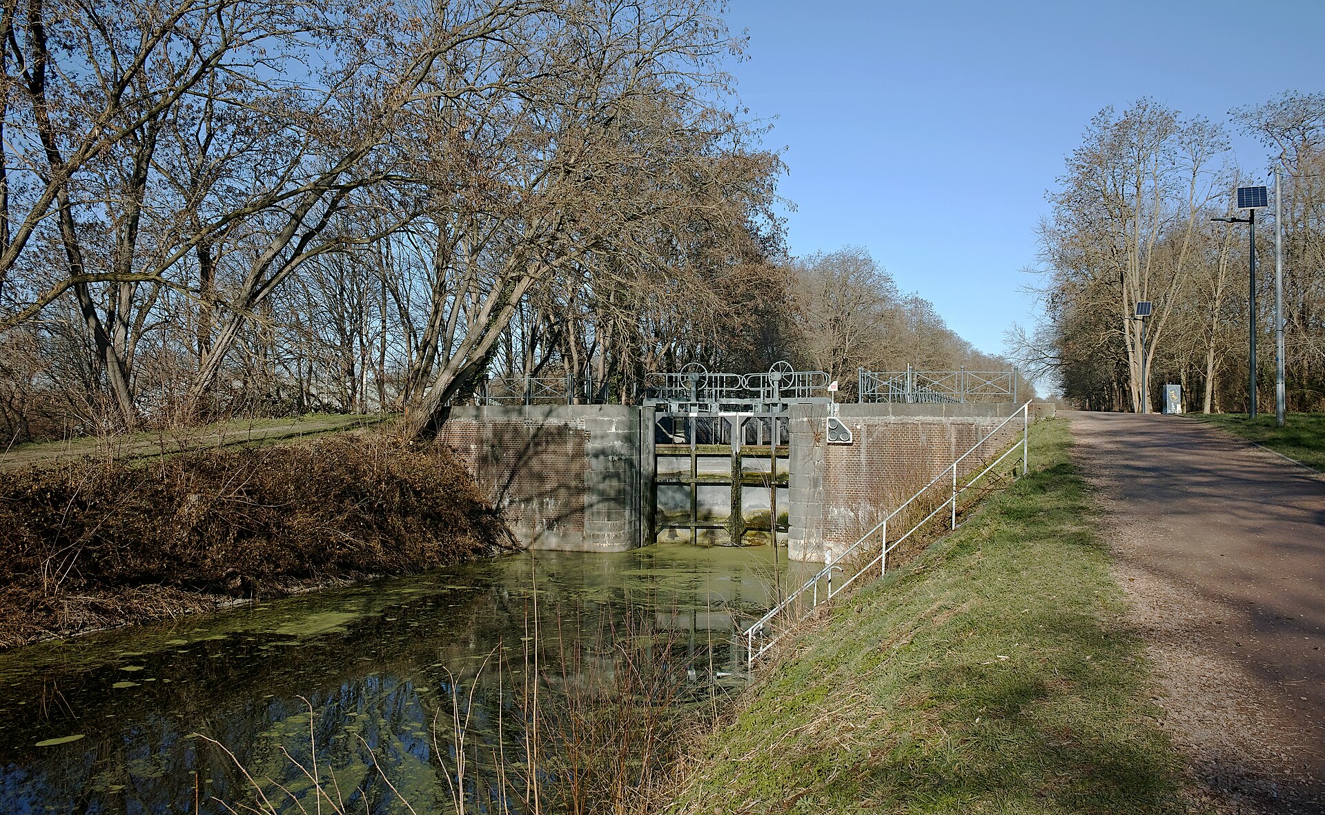 Écluse du Noir Bonnet sur le canal de Roubaix à Wasquehal — location saisonnière Nord