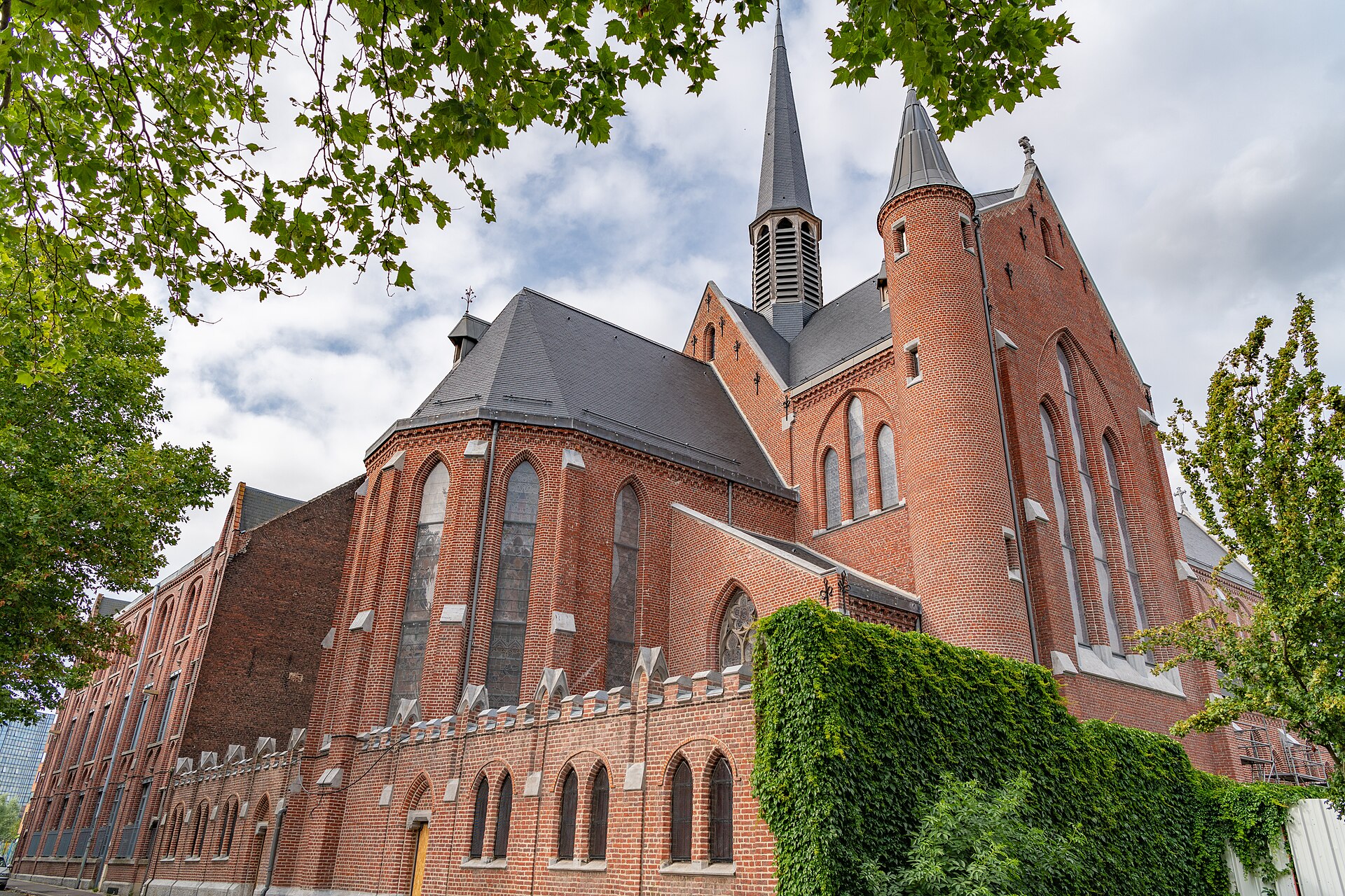 Église Saint-Joseph néo-gothique en briques du quartier de l'Alma à Roubaix — location courte durée Roubaix