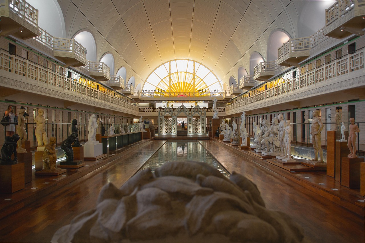Grand bassin et sculptures du musée La Piscine de Roubaix — location saisonnière Roubaix