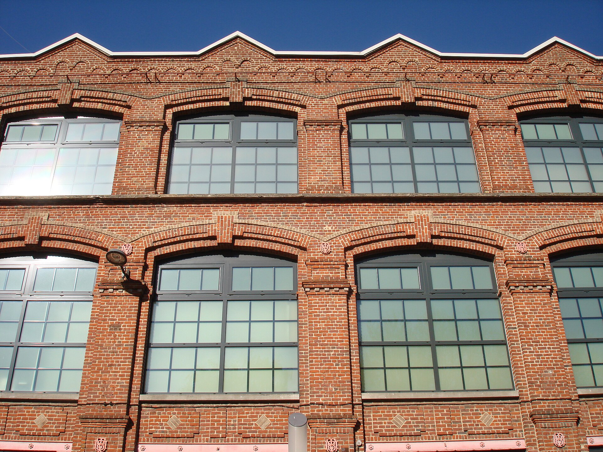 Façade en briques de l'ancienne usine de velours de Roubaix — conciergerie Airbnb Nord