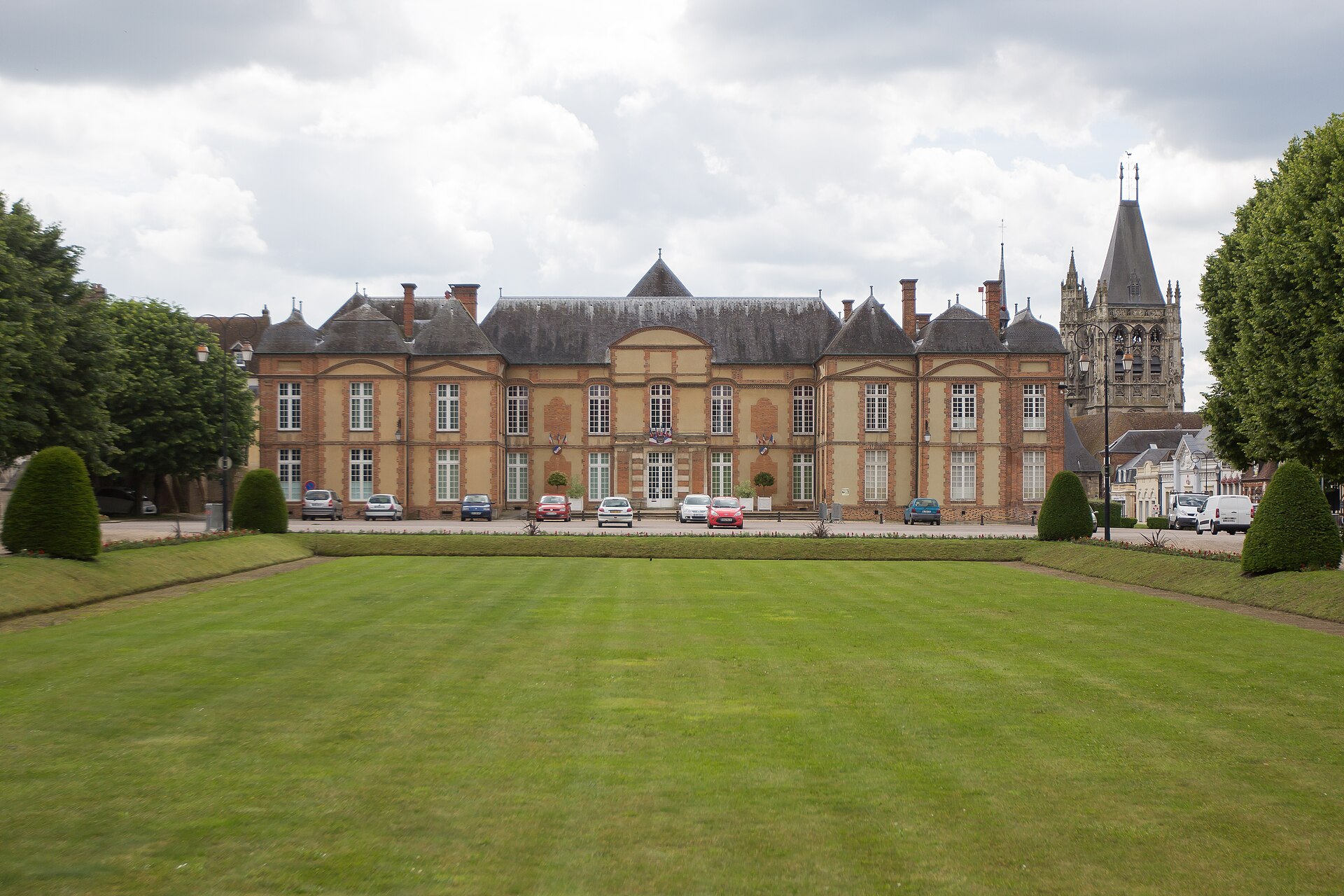 Château de L'Aigle, actuel hôtel de ville, et ses jardins — conciergerie Airbnb L'Aigle