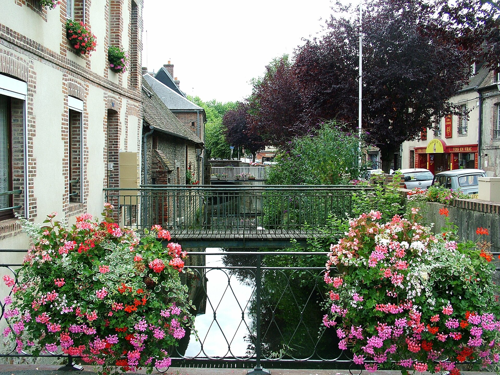 Pont fleuri sur la Risle dans le centre de L'Aigle — location saisonnière Orne