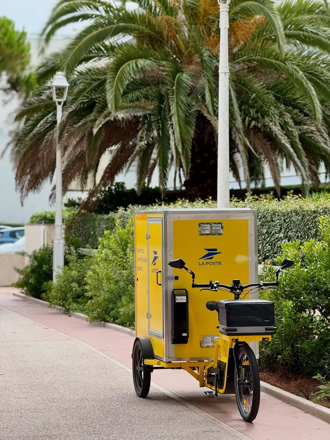 Vélo-cargo La Poste