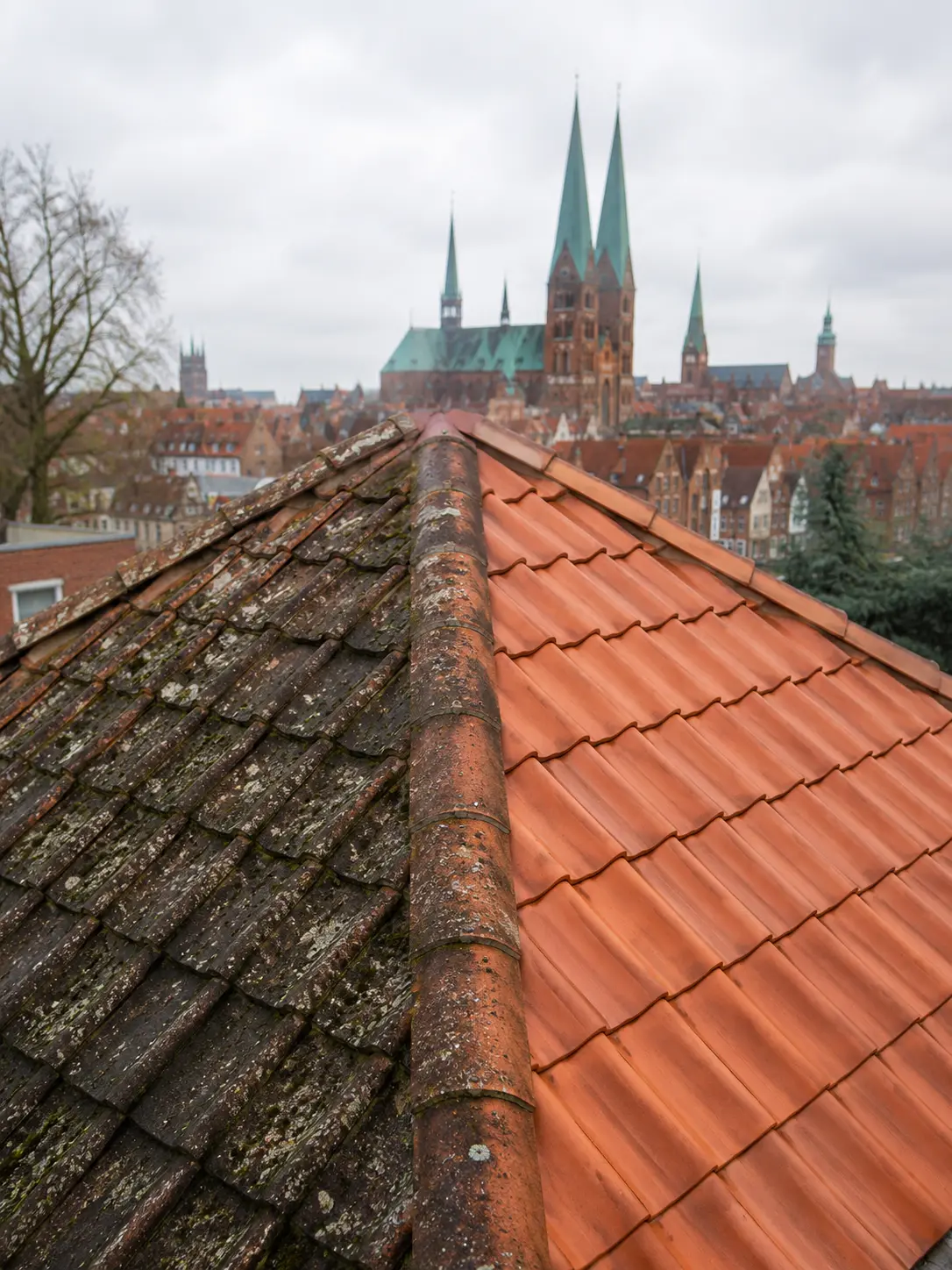 Vorher-Nachher-Dachreinigung in Lübeck mit Blick auf die Altstadt