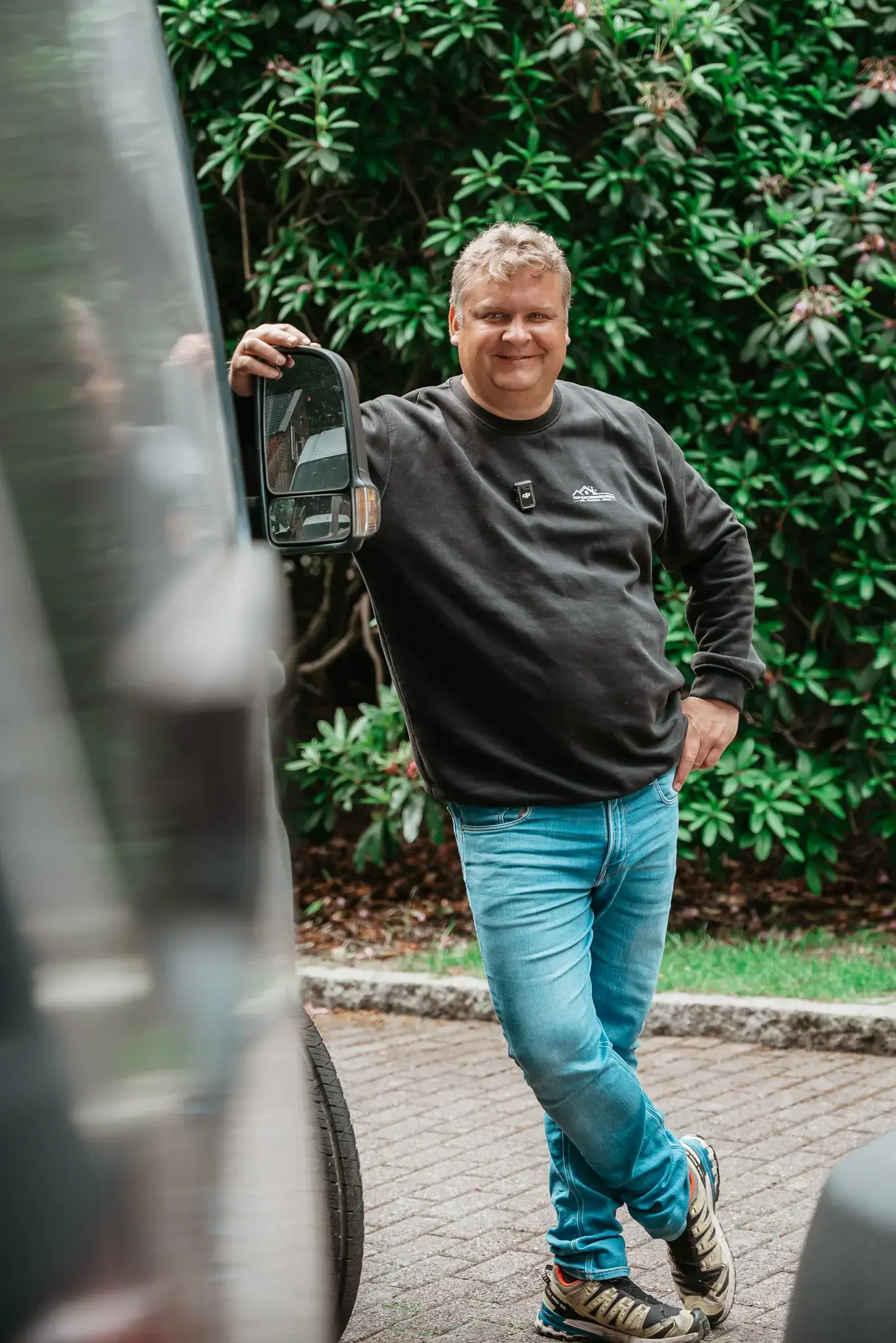 Inhaber von Top-Dachreinigung neben dem Firmenfahrzeug als persönlicher Ansprechpartner für Dachreinigung und Dachbeschichtung