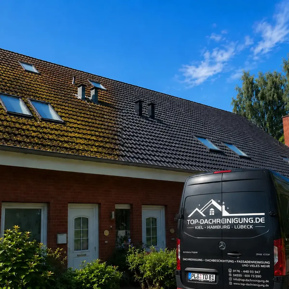 Dachreinigung an einem Wohnhaus mit sichtbar gereinigter Dachfläche und Servicefahrzeug von Top-Dachreinigung