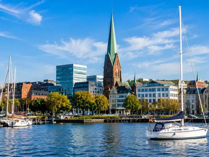 Blick auf die Kieler Förde mit Innenstadt – Einsatzgebiet für professionelle Dachreinigung in Kiel