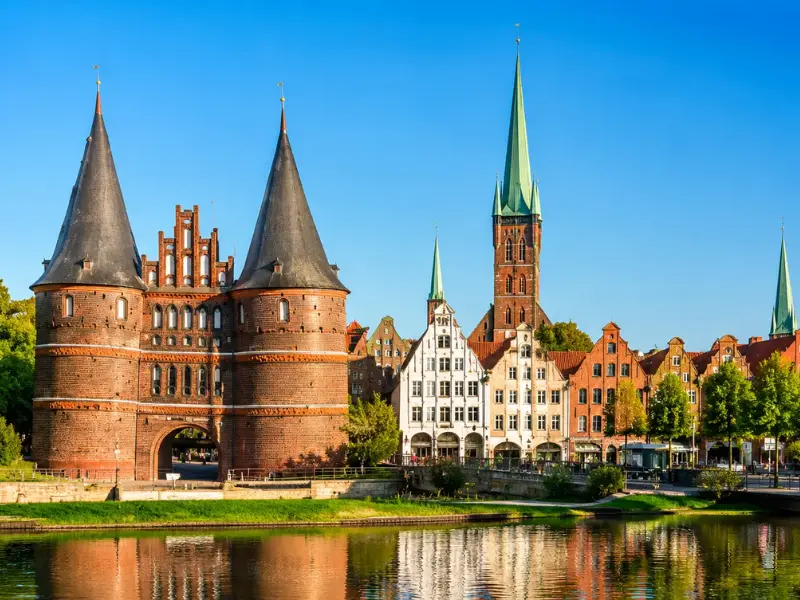 Holstentor und Altstadt von Lübeck – Einsatzgebiet für professionelle Dachreinigung in Lübeck