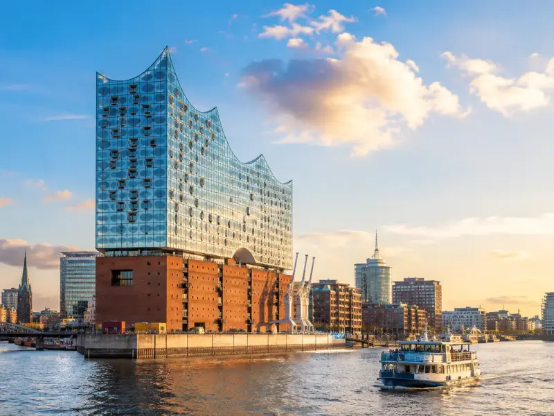 Elbphilharmonie und Hamburger Hafen – Einsatzgebiet für professionelle Dachreinigung in Hamburg