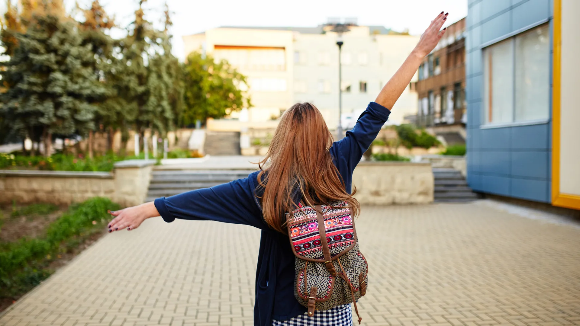 Une lycéenne sur le chemin de son établissement