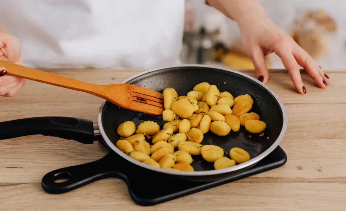 Different Types of Pans: Cookware Materials & Their Uses