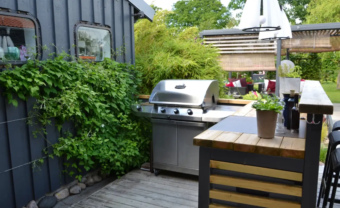 Portable Outdoor Kitchens for Hosting: What Actually Matters When You're Feeding a Crowd