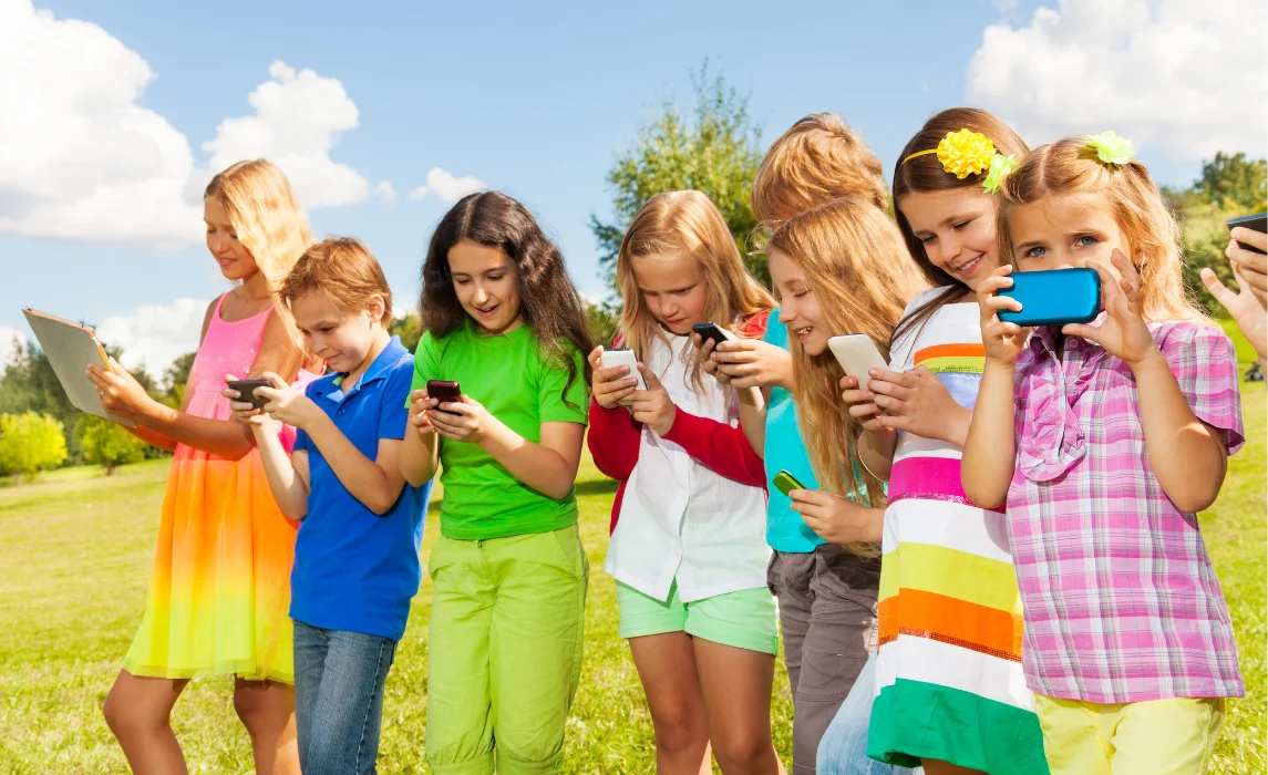 kids playing on their phone