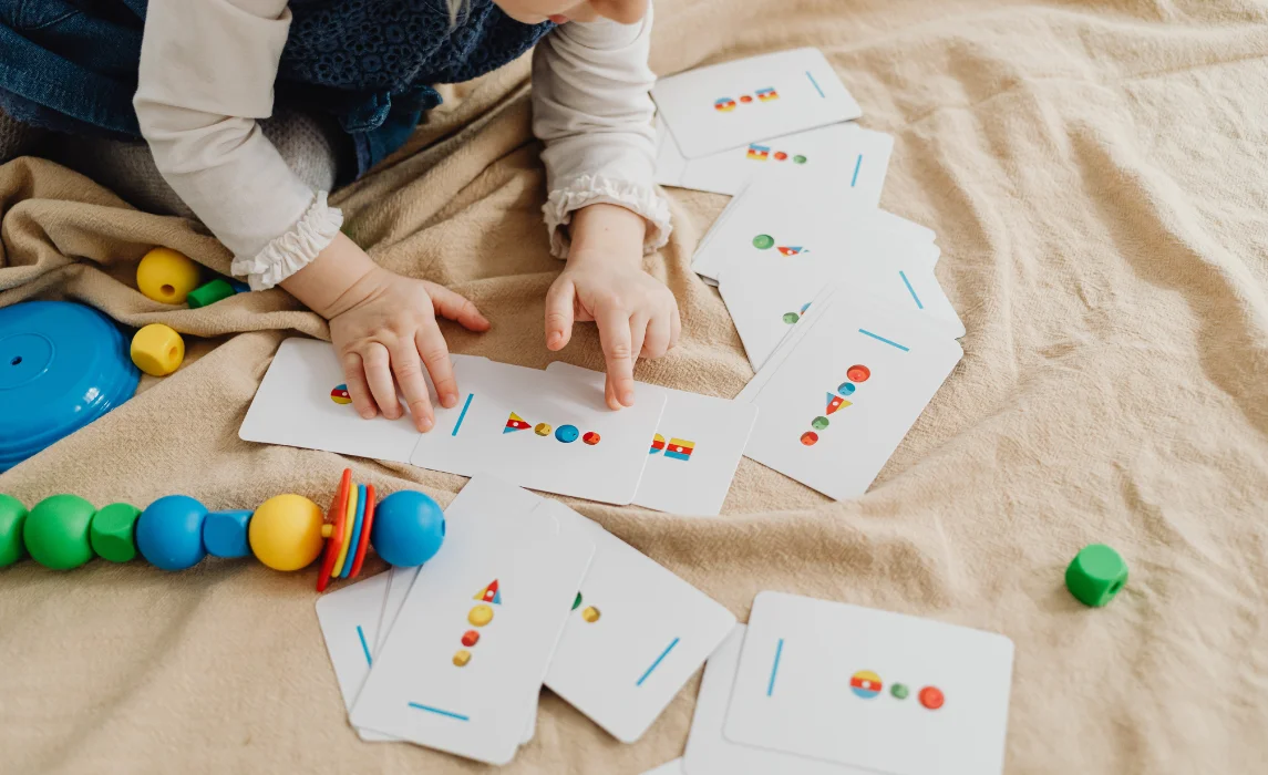 kid reading in the flash cards
