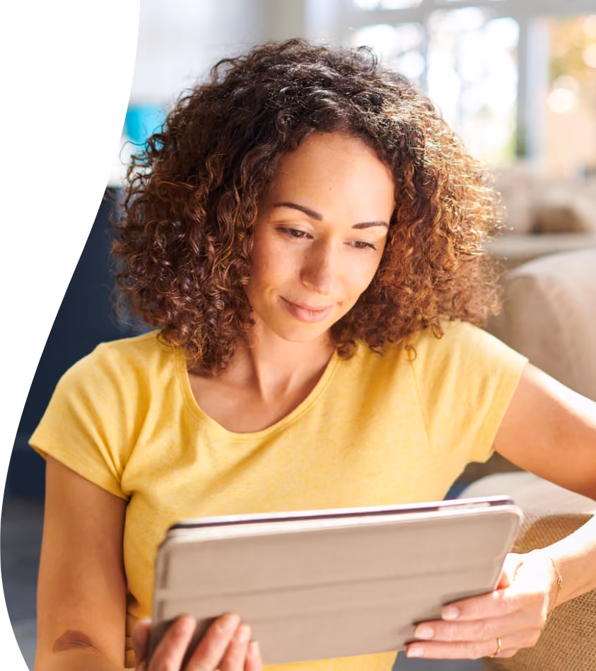 Migrantin lernt mit DGO online am ipad