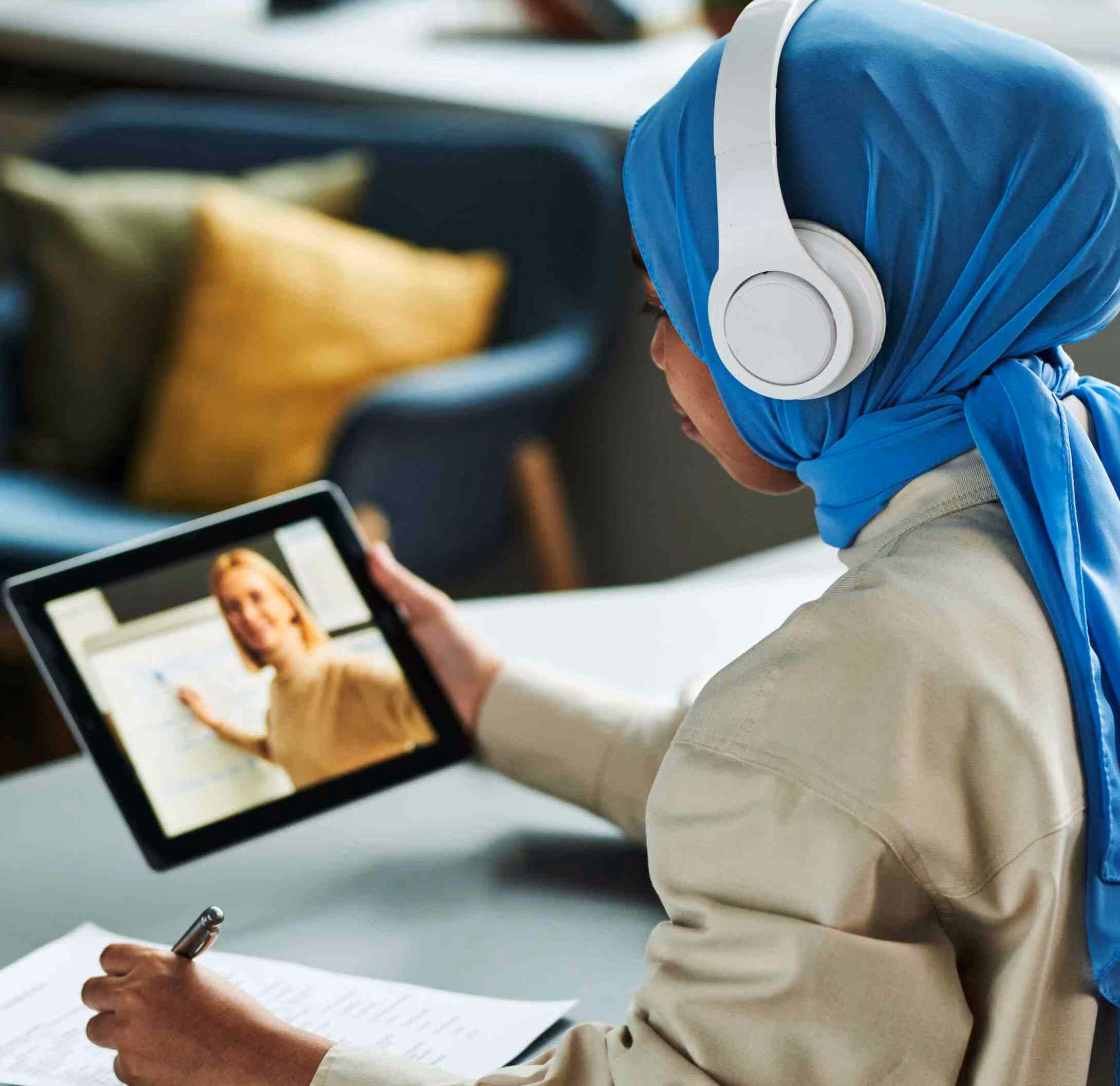 Junge Frau macht einen Online Kurs bei der DGO
