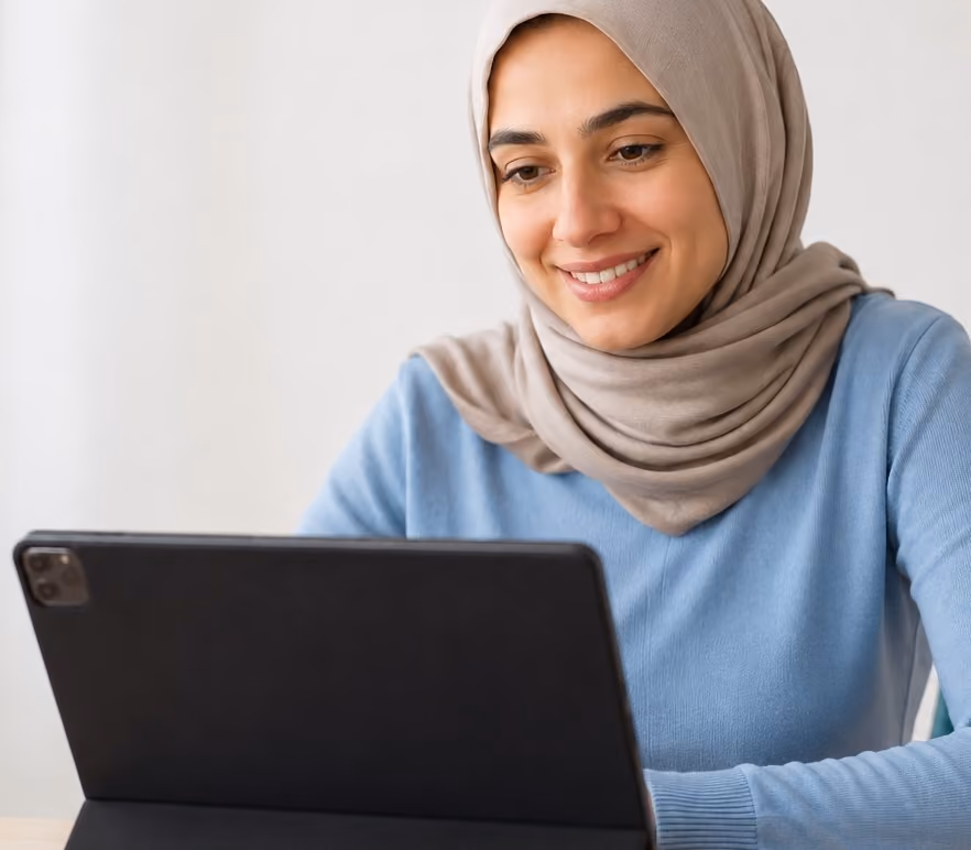Frau mit Kopftuch vor dem Tablet