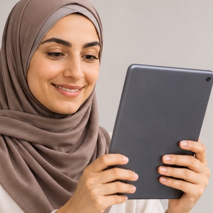 Muslimische Frau nimmt an einem Online-Coaching bei der DGO teil