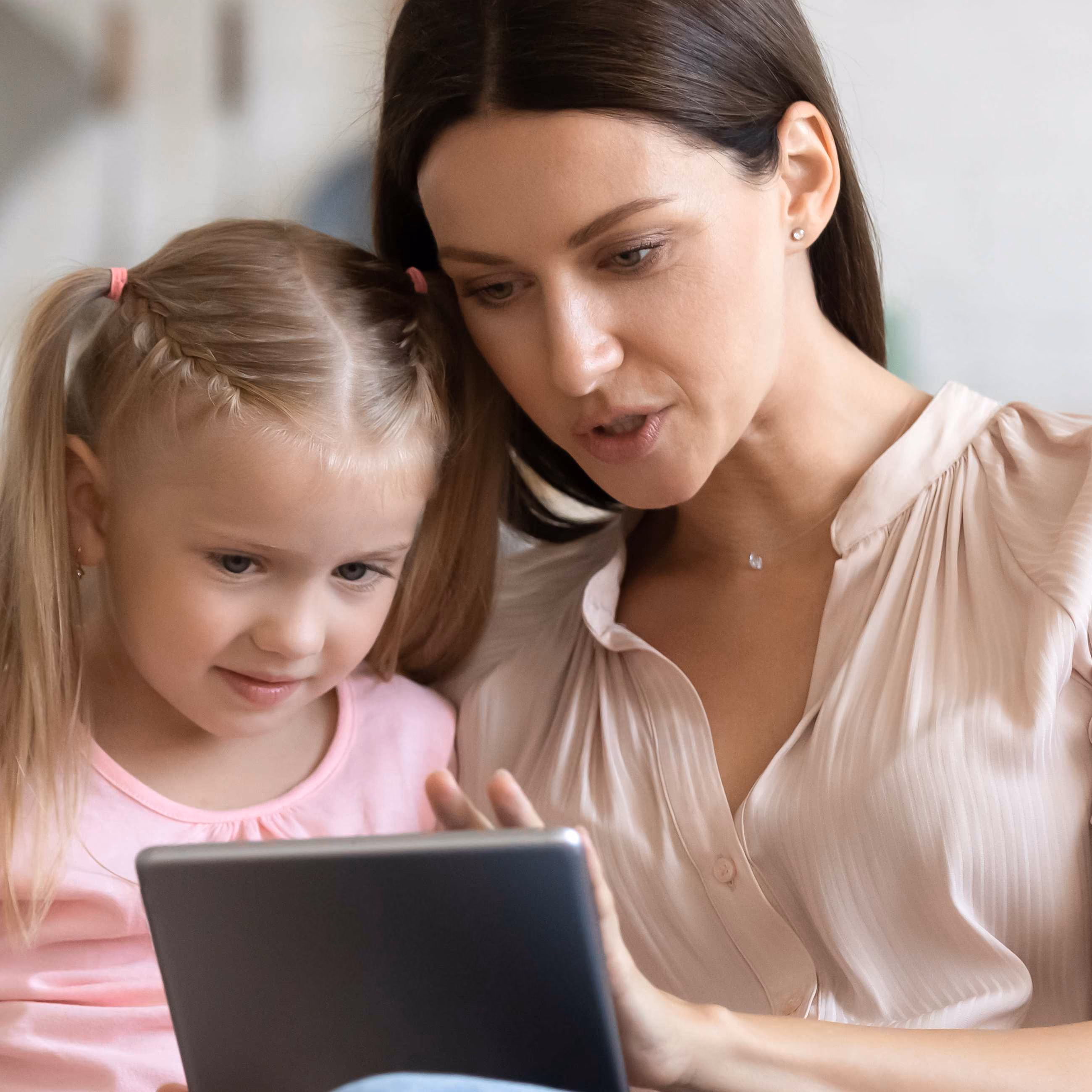 Frau mit iPad in einem Einzelcoaching der DGO
