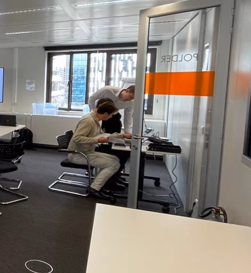 3 mensen achter een laptop die een Security Awareness Training door Aumatics volgen.