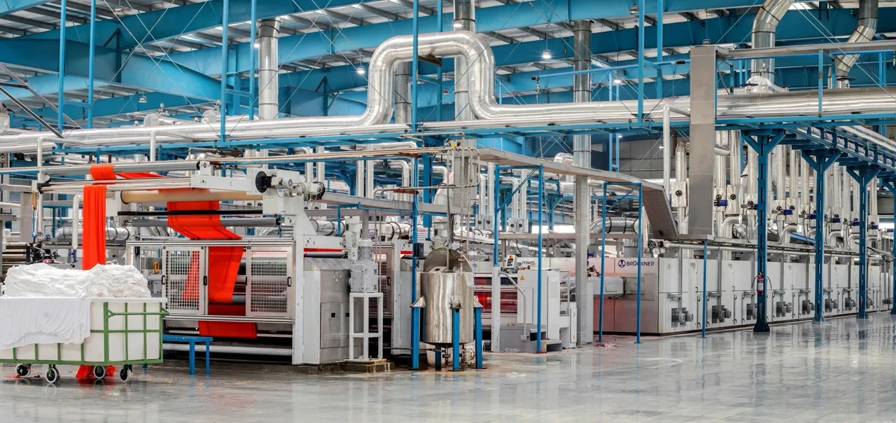 Geautomatiseerde productielijn in een moderne fabriek.