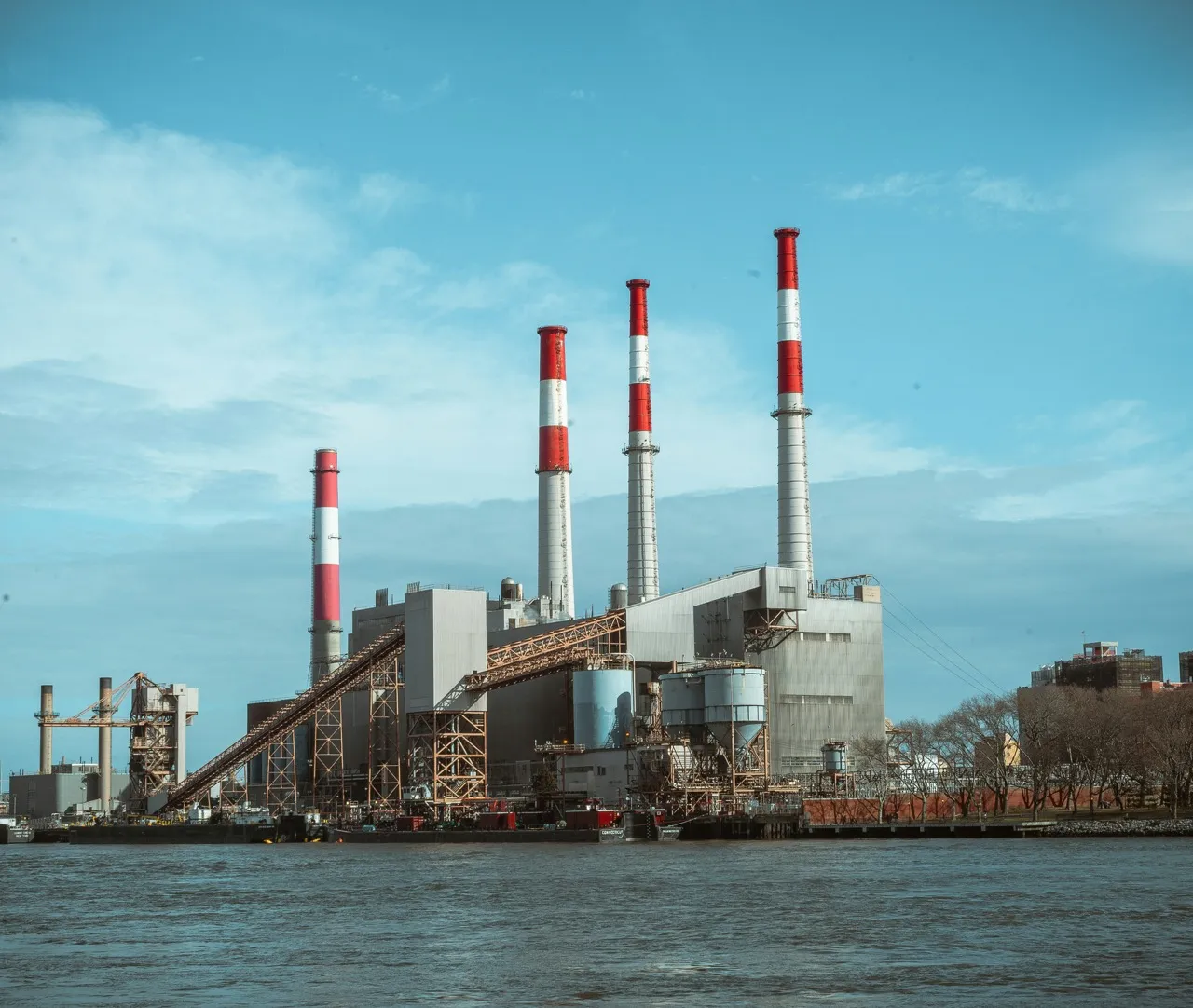Energiecentrale met industriële installaties en hoogspanningsinfrastructuur.