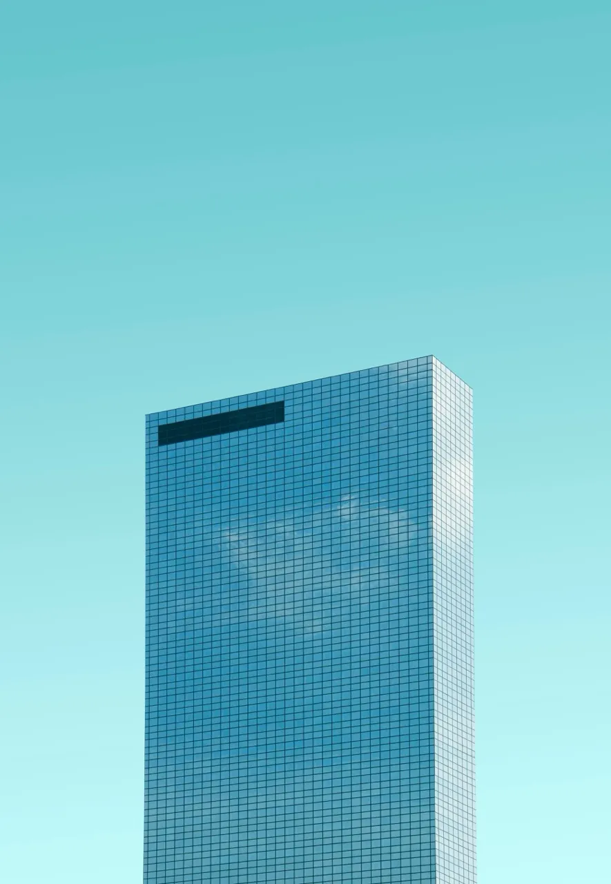 Modern kantoorgebouw met glazen gevel.