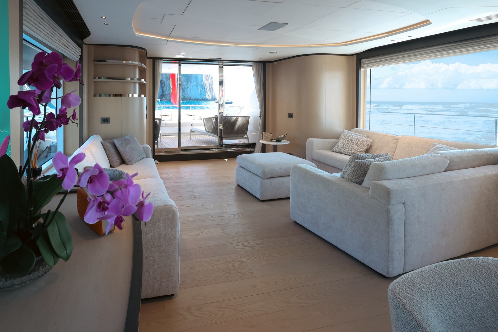 Rosinha motor yacht interior, photo 3 of 18