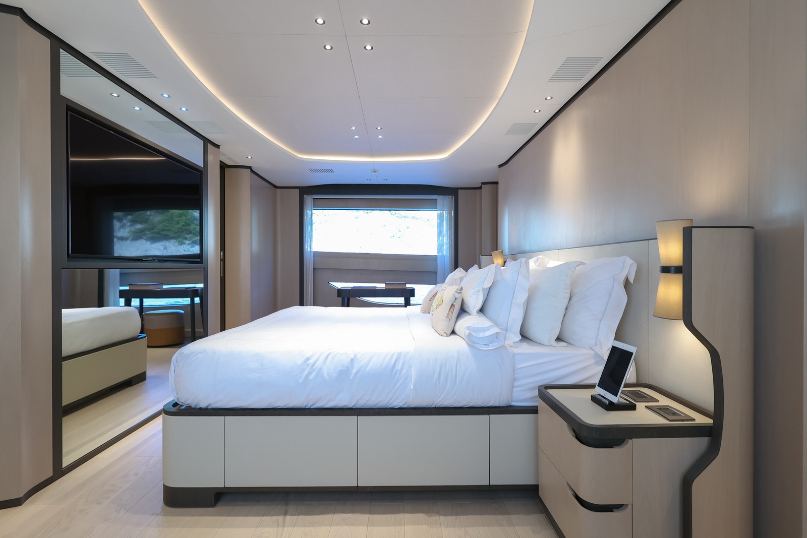 Rosinha motor yacht interior, photo 6 of 18