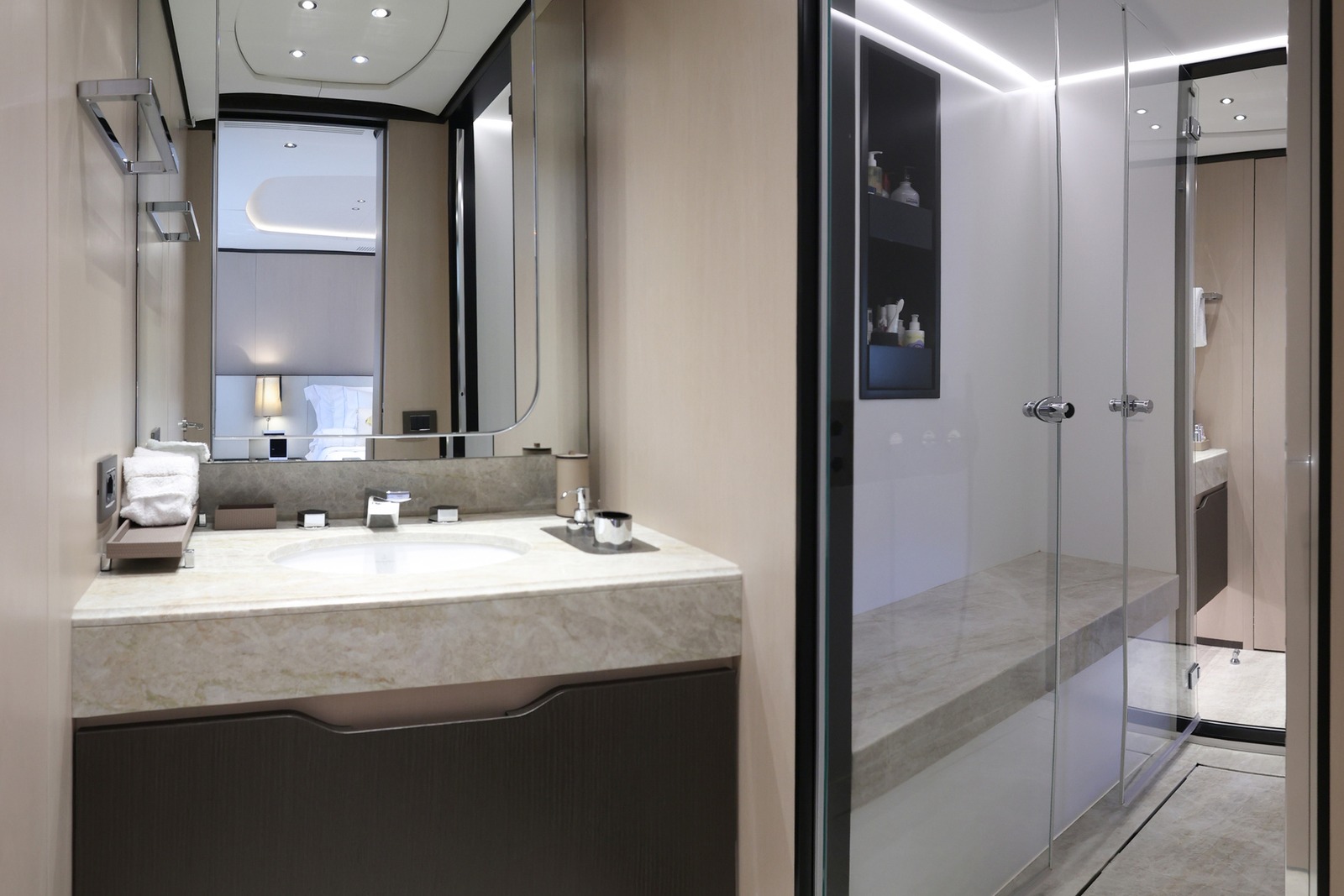 Rosinha motor yacht interior, photo 9 of 18