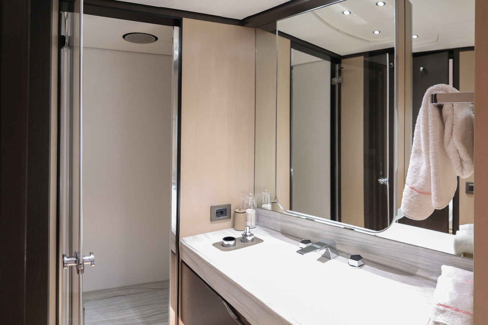 Rosinha motor yacht interior, photo 11 of 18