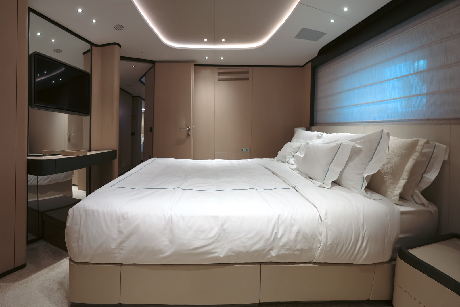 Rosinha motor yacht interior, photo 12 of 18