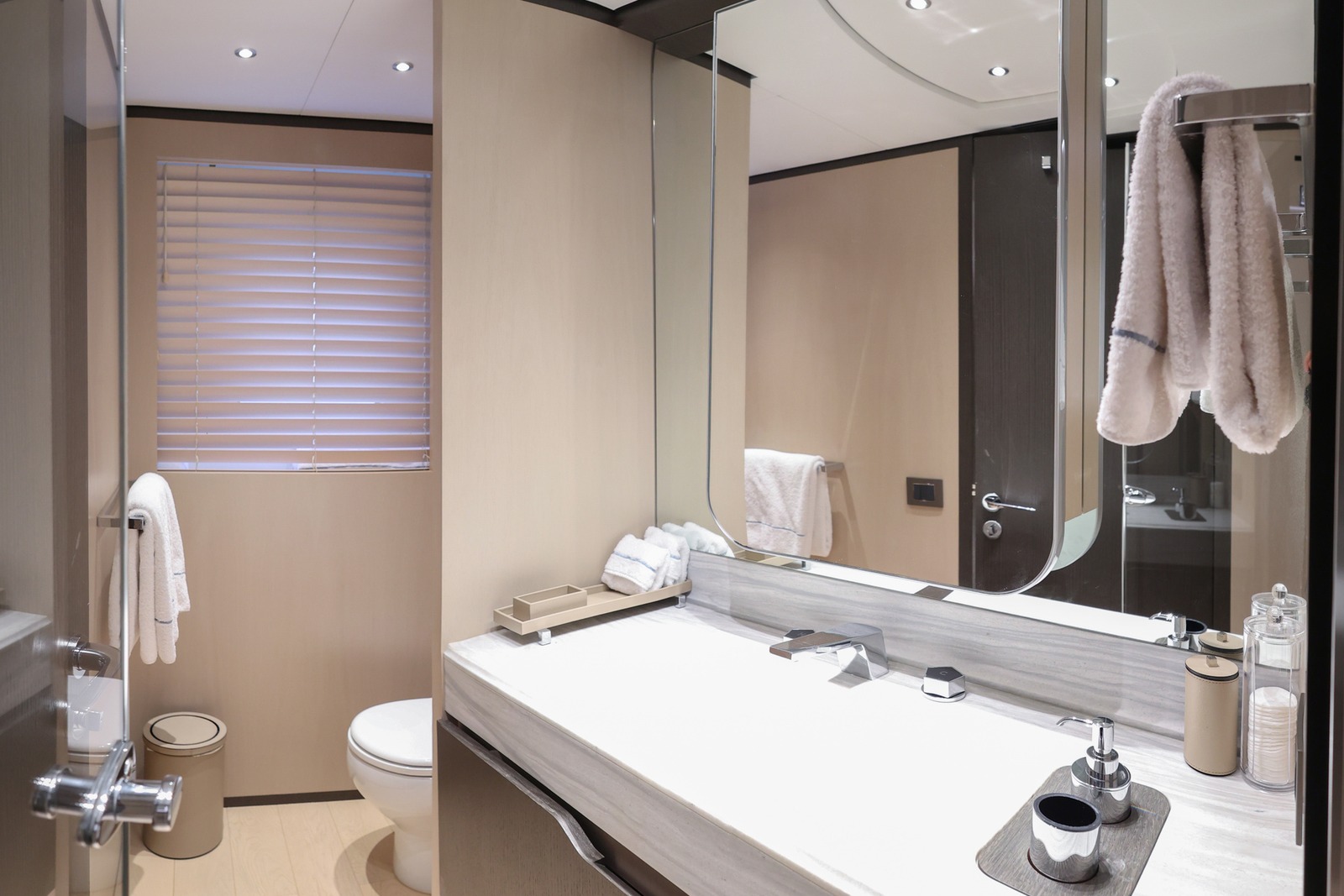 Rosinha motor yacht interior, photo 13 of 18