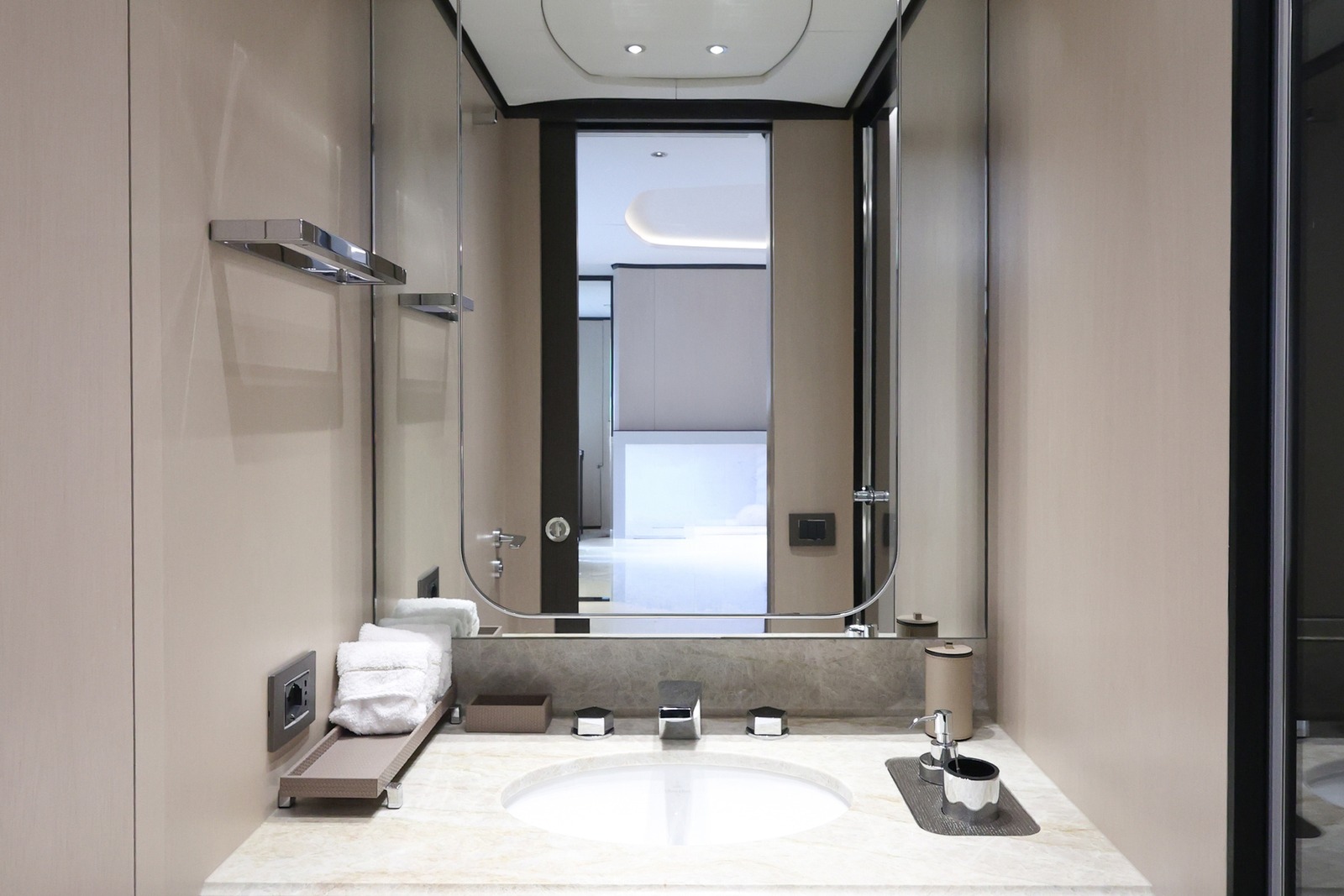 Rosinha motor yacht interior, photo 15 of 18