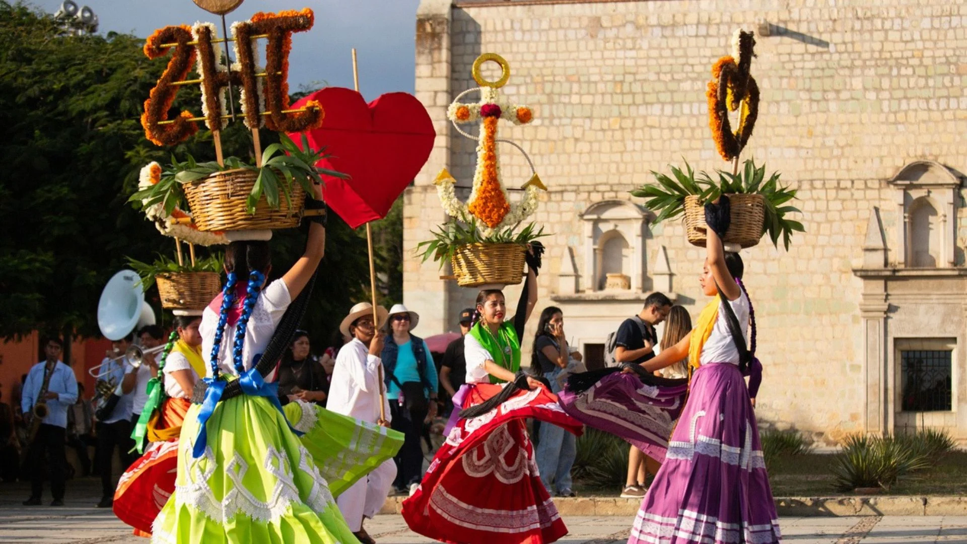 Fokloric parade and dance in Oaxaca