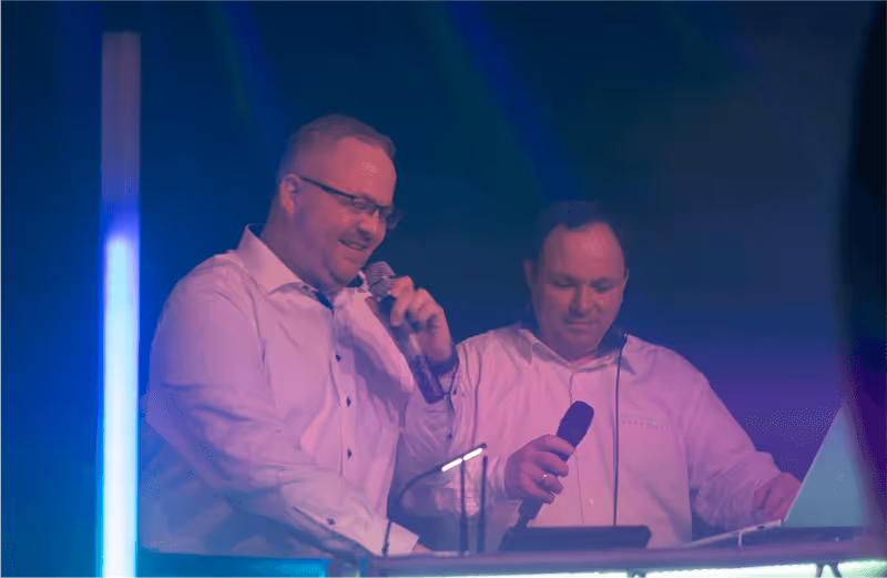 Die beiden DJs hinter dem Musikpult