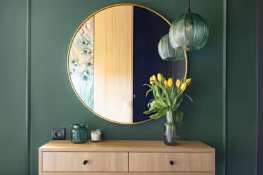 Round mirror in the living room