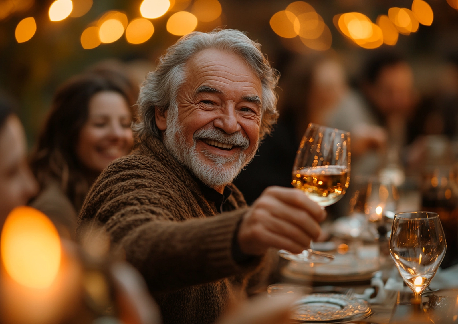 Fotografía de un ojo humano con catarata, mostrando el cristalino opaco y lechoso característico de la afección.