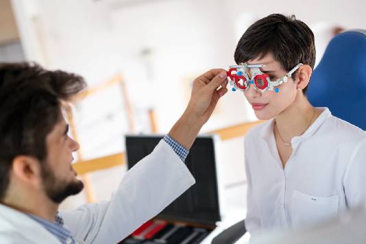 oftalmólogo revisando la vista de un paciente