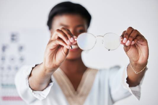 oculista revisando lentes para astigmatismo