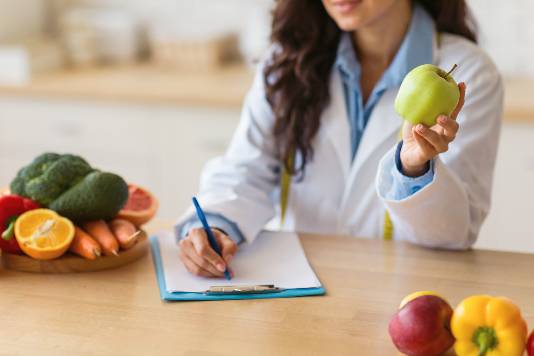 doctora revisando alimentos para buena visión